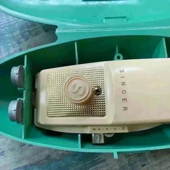 Vintage Singer Buttonholer, Jadite Green Case, Circa 1960’s, Vintage - Picture 4 of 12